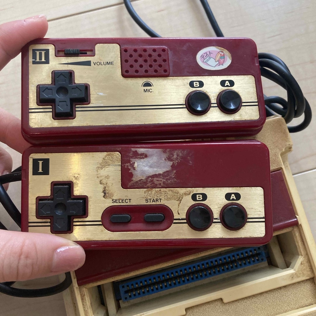 ファミリーコンピュータ(ファミリーコンピュータ)のファミリーコンピュータ本体 エンタメ/ホビーのゲームソフト/ゲーム機本体(家庭用ゲーム機本体)の商品写真