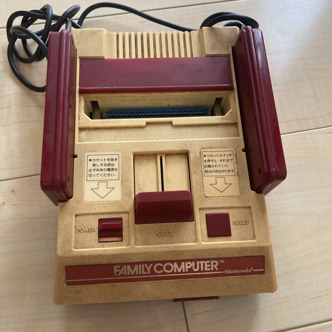 ファミリーコンピュータ(ファミリーコンピュータ)のファミリーコンピュータ本体 エンタメ/ホビーのゲームソフト/ゲーム機本体(家庭用ゲーム機本体)の商品写真