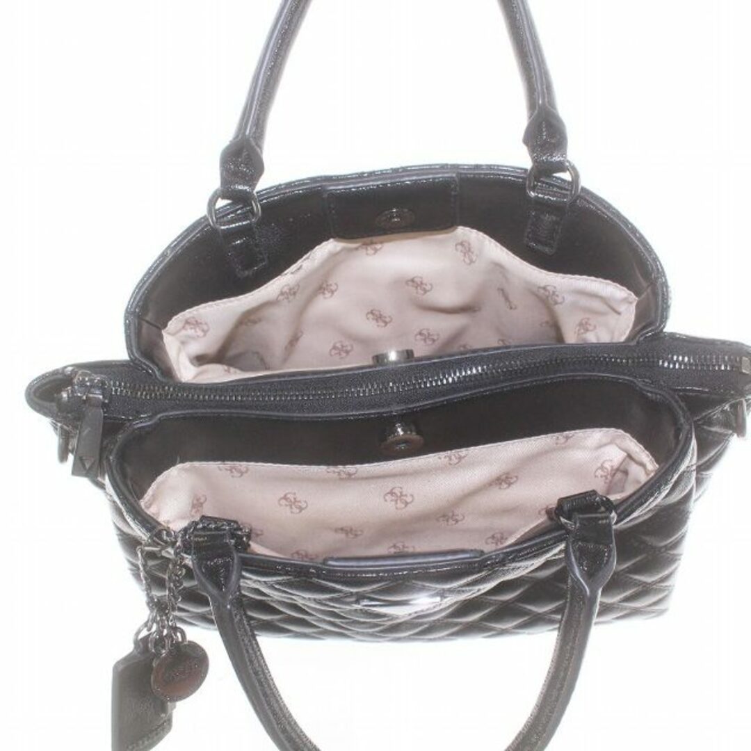 GUESS(ゲス)のゲス GUESS キルティングトートバッグ ハンド レザー ロゴ チャーム付き レディースのバッグ(トートバッグ)の商品写真