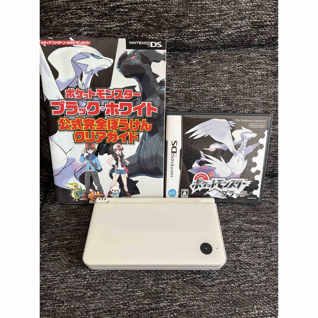 ニンテンドーDS(ニンテンドーDS)のNintendo DSi LL  ポケットモンスターブラック＋攻略本セット　ds エンタメ/ホビーのゲームソフト/ゲーム機本体(携帯用ゲーム機本体)の商品写真