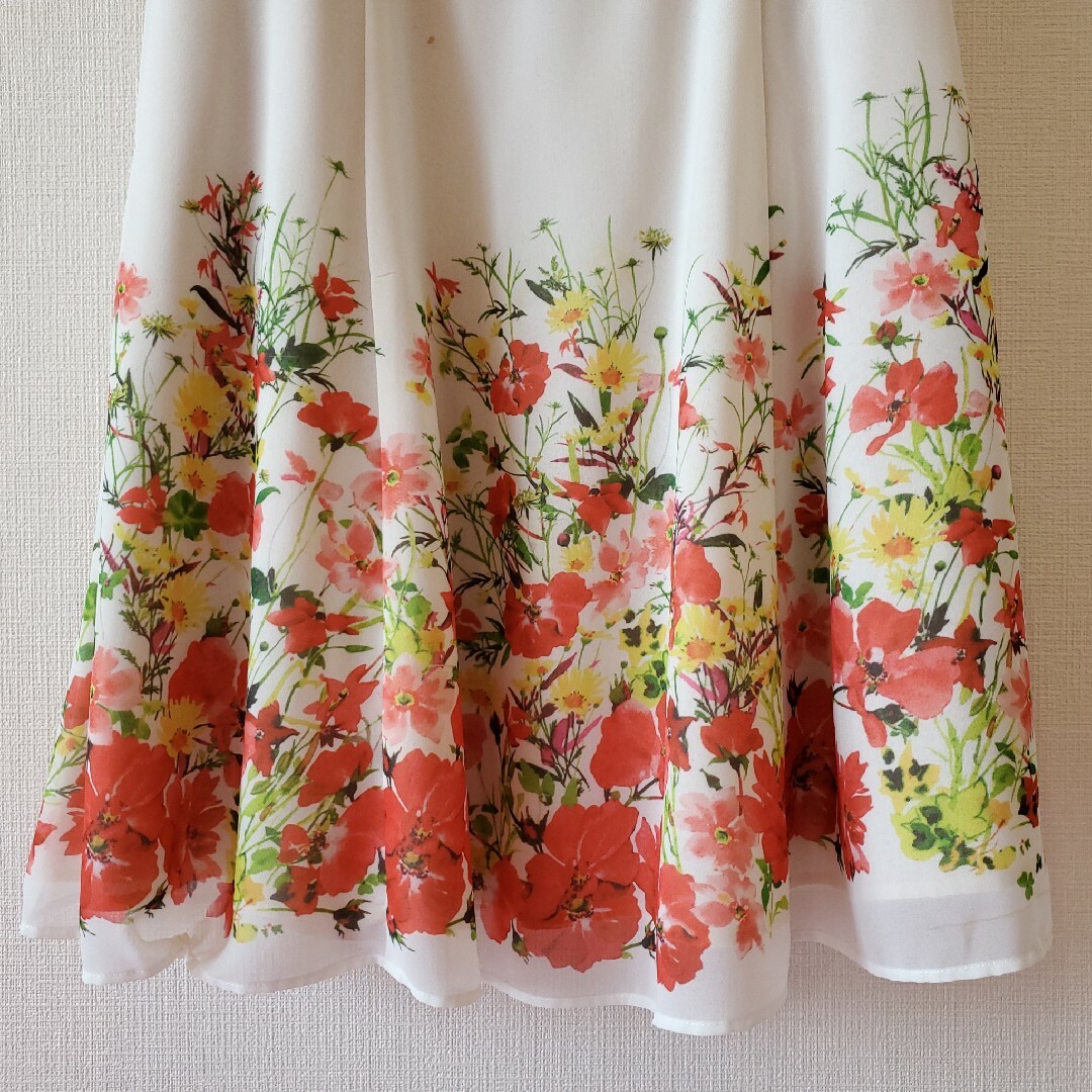 TOCCA ワンピース Sサイズ 0 ホワイト×ブラック×ベージュ 花柄 TOCCA ワンピース Sサイズ 0 ホワイト×ブラック×ベージュ 花柄