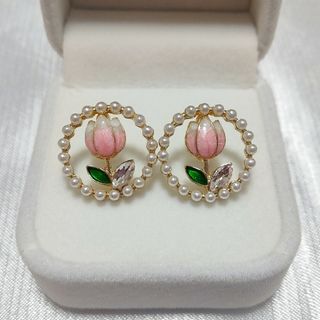 チューリップデザイン フェイクパール スタッドピアス 春 花 レディース(ピアス)