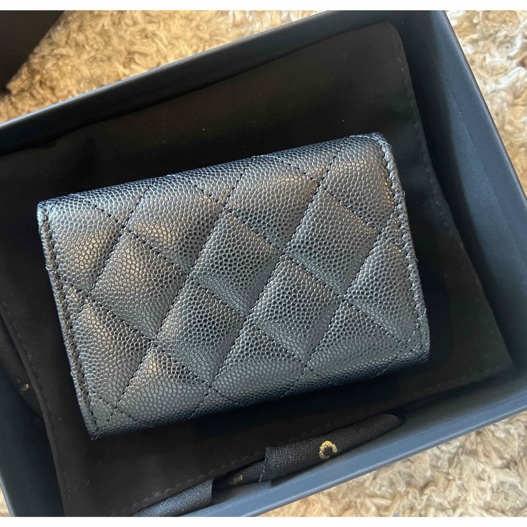 CHANEL(シャネル)の新品未使用。シャネル　三つ折り財布　黒 レディースのファッション小物(財布)の商品写真