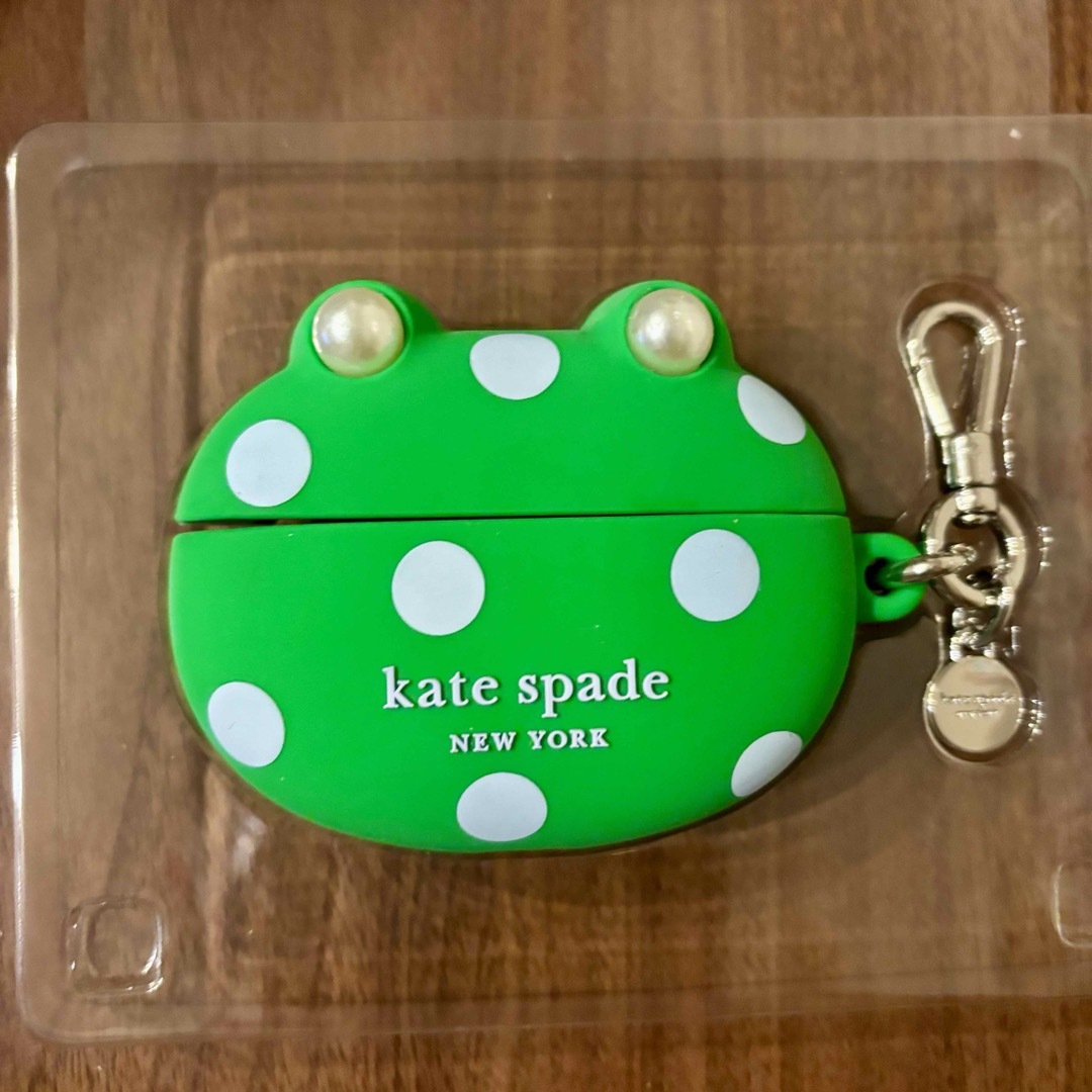 kate spade new york(ケイトスペードニューヨーク)の【kate spade】AirPods Pro ケース ♪ カエルさん♪ スマホ/家電/カメラのスマホアクセサリー(モバイルケース/カバー)の商品写真