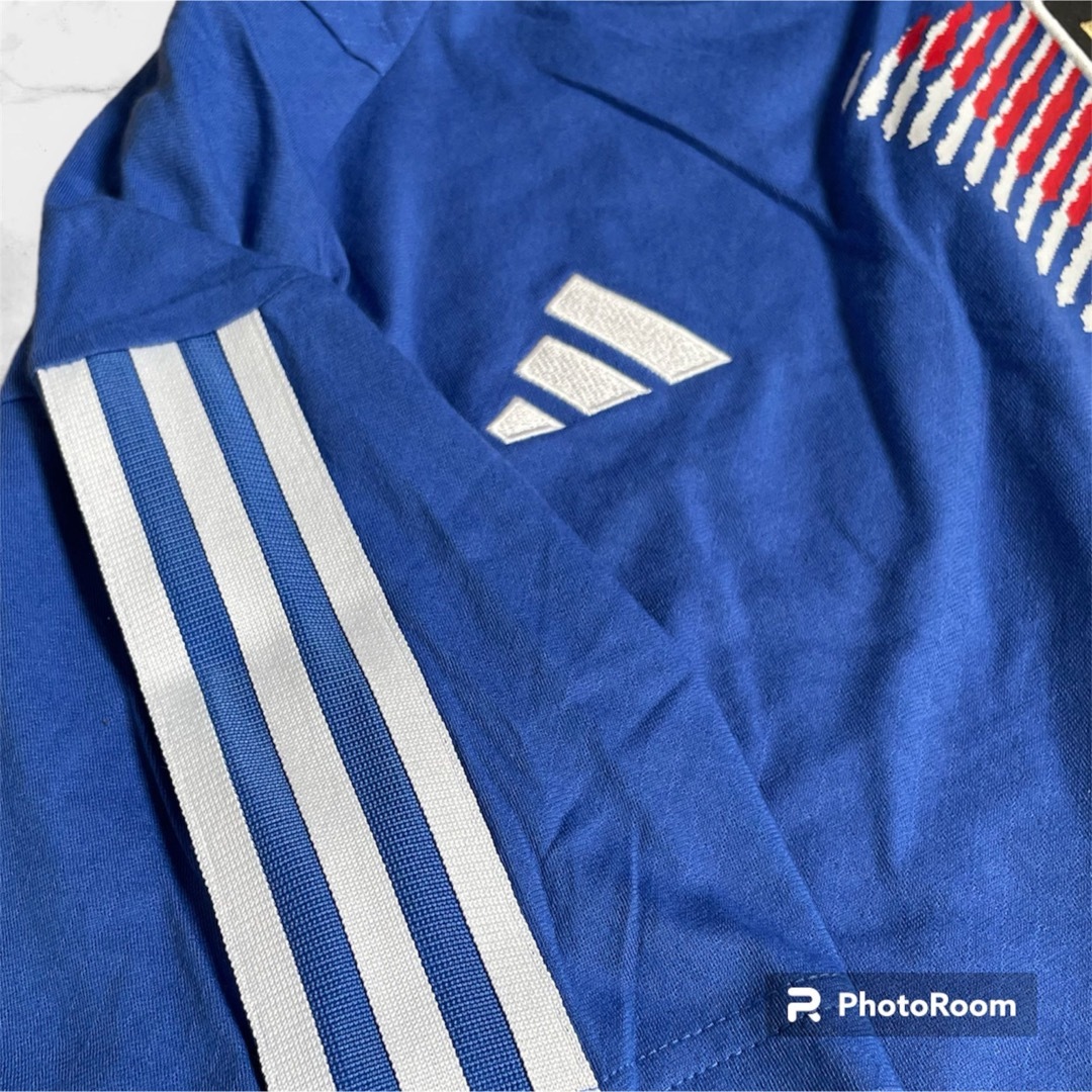 adidas(アディダス)のadidas サッカー日本代表 2022 トラベル Tシャツ M Mサイズ スポーツ/アウトドアのサッカー/フットサル(ウェア)の商品写真