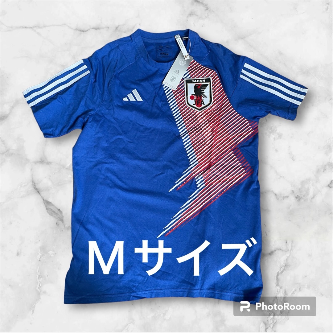 adidas(アディダス)のadidas サッカー日本代表 2022 トラベル Tシャツ M Mサイズ スポーツ/アウトドアのサッカー/フットサル(ウェア)の商品写真