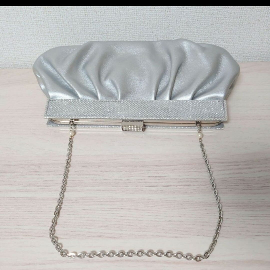 Aimer　パーティーバッグ　シルバー レディースのバッグ(ハンドバッグ)の商品写真