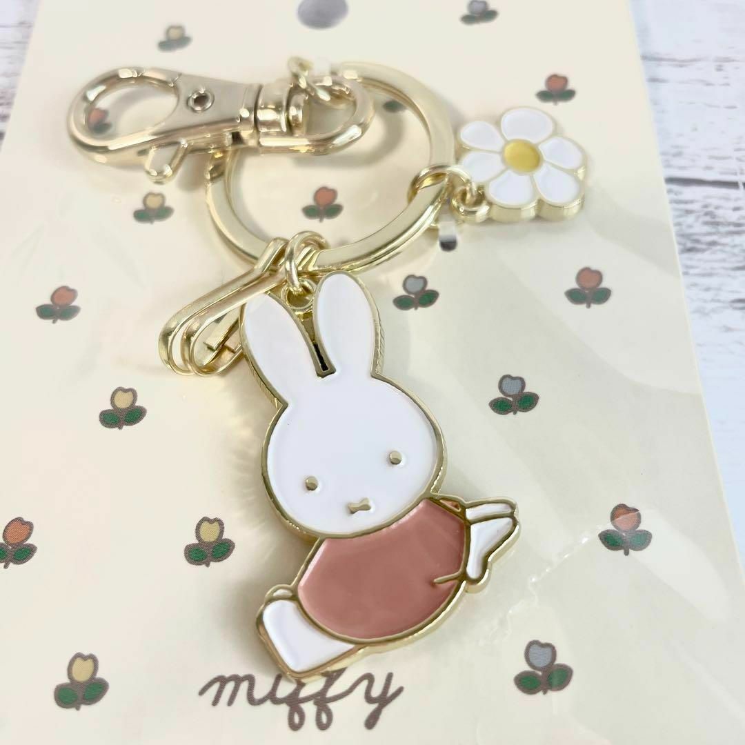 miffy(ミッフィー)のミッフィー　miffy バッグ　ピンク　お花　キーホルダー　新品未使用 エンタメ/ホビーのおもちゃ/ぬいぐるみ(キャラクターグッズ)の商品写真