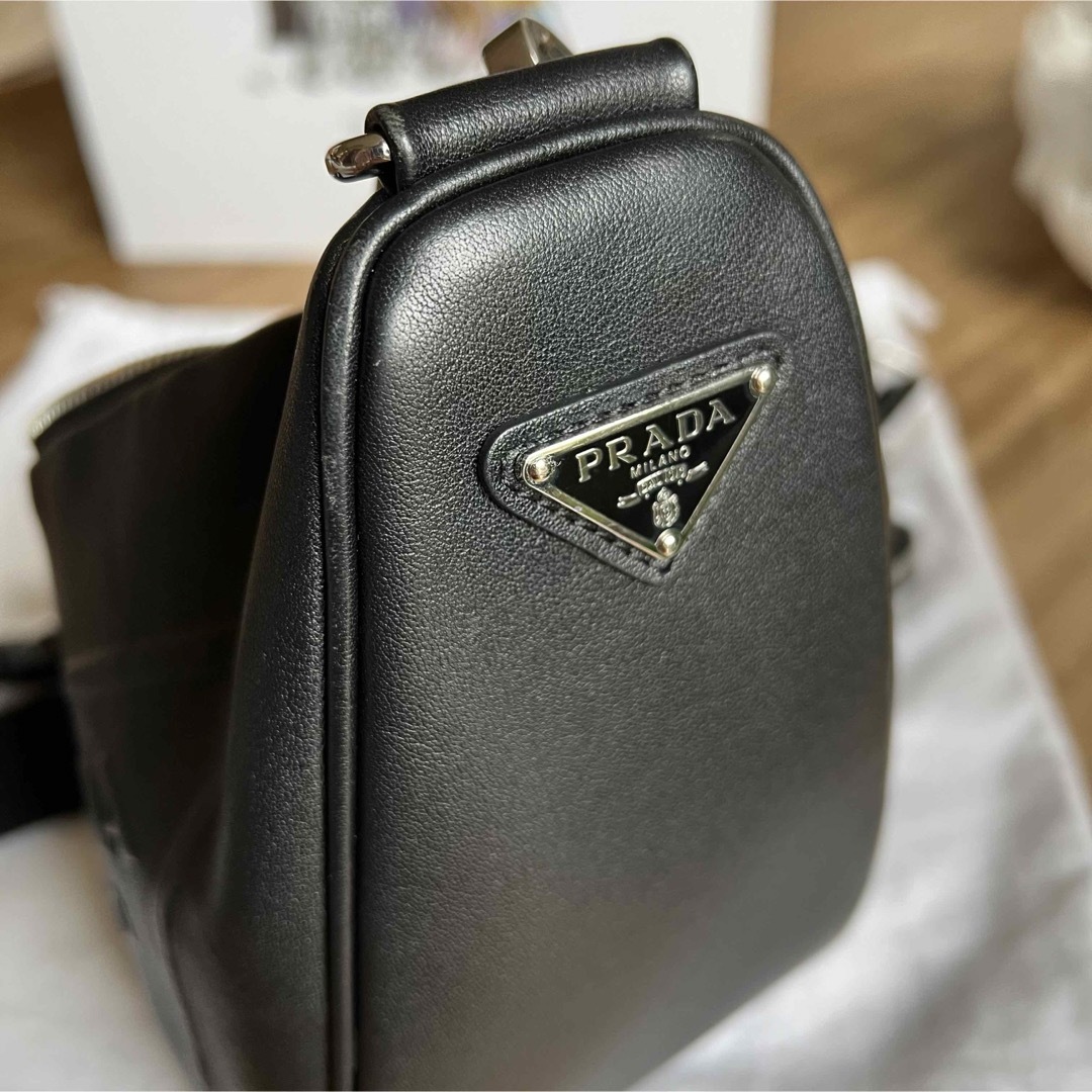 PRADA(プラダ)のPRADA プラダ トライアングル レザーショルダーバッグ  レディースのバッグ(ショルダーバッグ)の商品写真