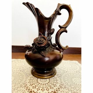 【美品】金属製　大型花瓶　花モチーフ　高級感　花器(花瓶)