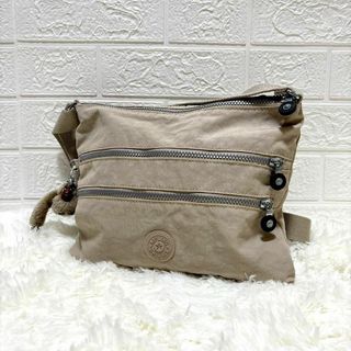 キプリング(kipling)の美品★キプリング　ショルダーバッグ　チャーム　ベージュ　肩掛け可能(ショルダーバッグ)