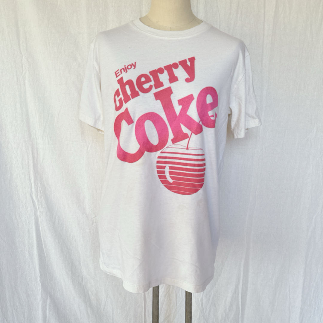 コカ・コーラ(コカコーラ)の☆☆Coca-Cola コカコーラ　ピンクロゴTシャツ　ホワイト　SM レディースのトップス(Tシャツ(半袖/袖なし))の商品写真