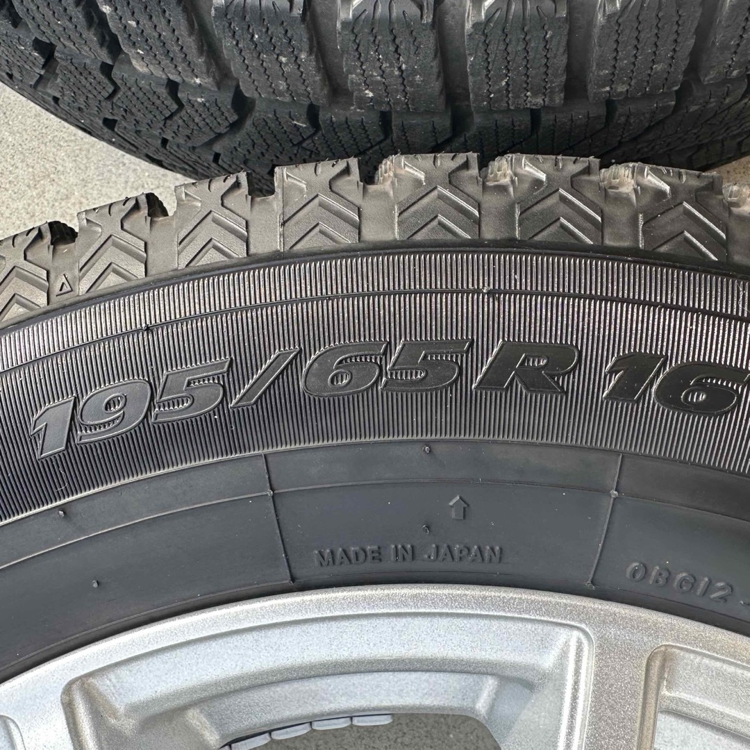 トーヨータイヤ(トーヨータイヤ)のTOYO TIRE スタッドレスタイヤ　ライズ　ロッキー 自動車/バイクの自動車(タイヤ・ホイールセット)の商品写真