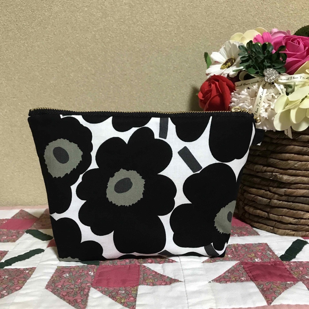 marimekko(マリメッコ)のマリメッコ    生地　ハンドメイド　ブラックミニウニッコ　マチ付ポーチ ハンドメイドのファッション小物(ポーチ)の商品写真