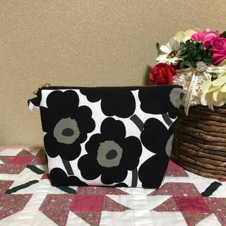 マリメッコ(marimekko)のマリメッコ    生地　ハンドメイド　ブラックミニウニッコ　マチ付ポーチ(ポーチ)