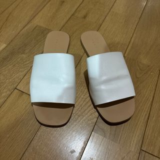 ラウジー(lawgy)のsimple flat mules sandal   ホワイト　サンダル　24(サンダル)