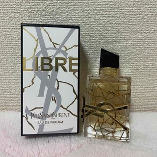 イヴサンローラン(Yves Saint Laurent)のイヴサンローラン リブレオーデパルファムコレクター クリスマスコフレ 50ml(ユニセックス)