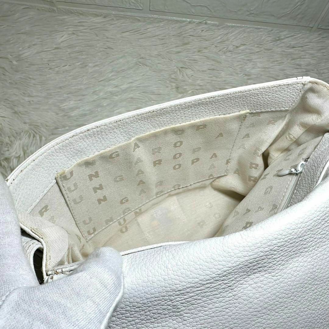 emanuel ungaro(エマニュエルウンガロ)のウンガロ　ショルダーバッグ　レザー　ホワイト　肩掛け可能 レディースのバッグ(ショルダーバッグ)の商品写真