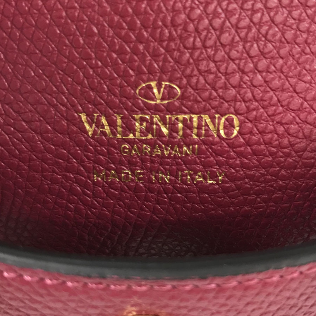 valentino garavani(ヴァレンティノガラヴァーニ)のヴァレンティノ ガラヴァーニ イヤホンケース スマホ/家電/カメラのスマホアクセサリー(その他)の商品写真