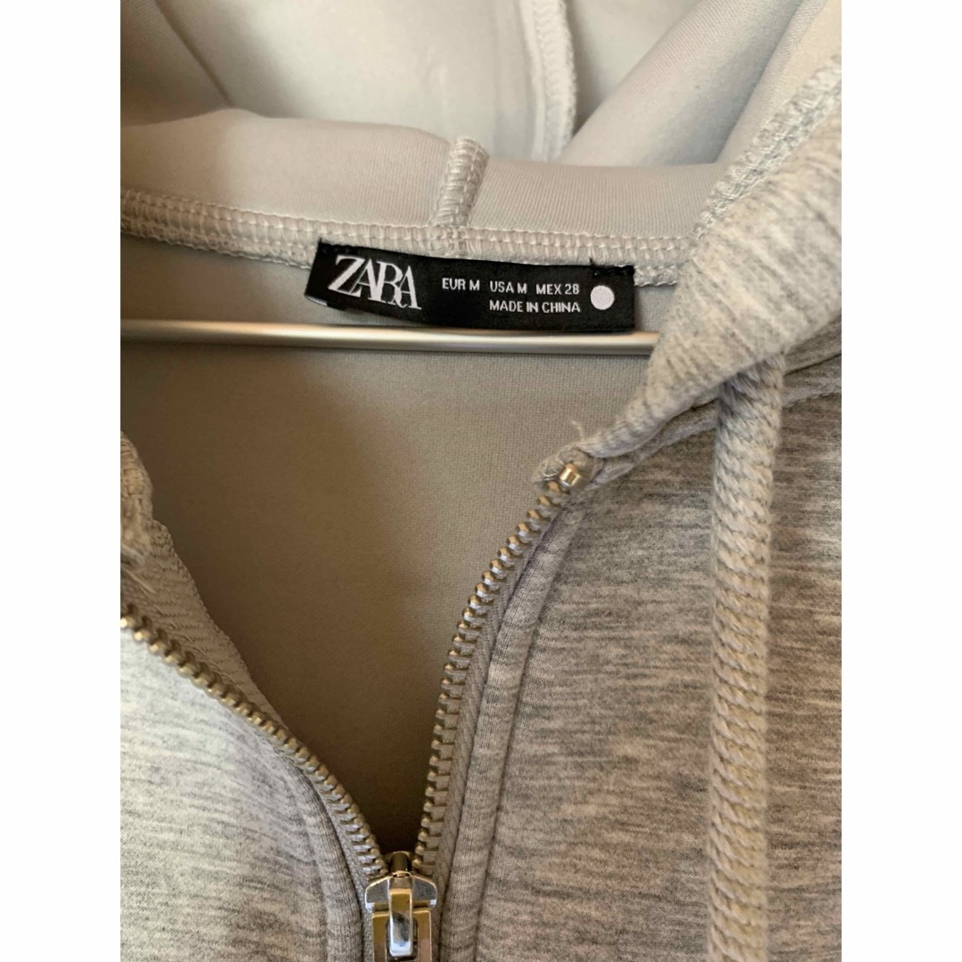 ZARA(ザラ)の新品未使用　ZARAラテックスエフェクト ジップアップ フーディ レディースのトップス(パーカー)の商品写真