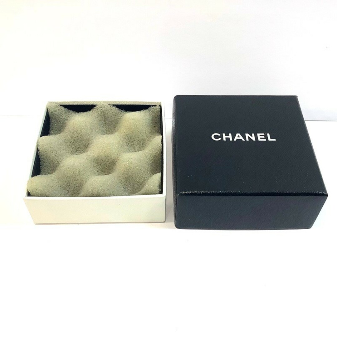 CHANEL(シャネル)のシャネル(CHANEL) カメリア ブローチ P99 ゴールド メッキ 箱あり 【中古】KB-8143 レディースのアクセサリー(ブローチ/コサージュ)の商品写真