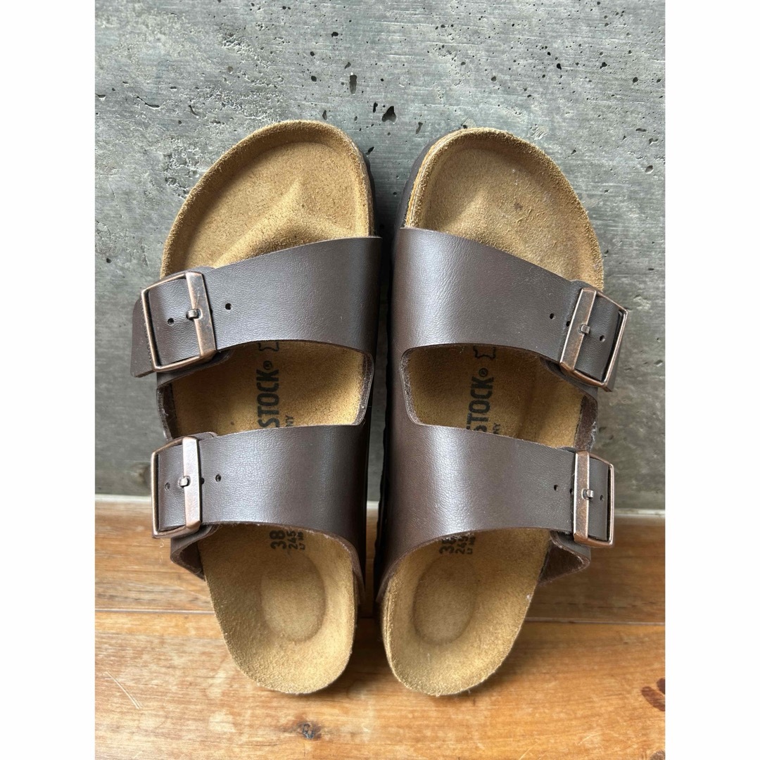 新品未使用BIRKENSTOCK ビルケン アリゾナダークブラウン38サイズ メンズの靴/シューズ(サンダル)の商品写真