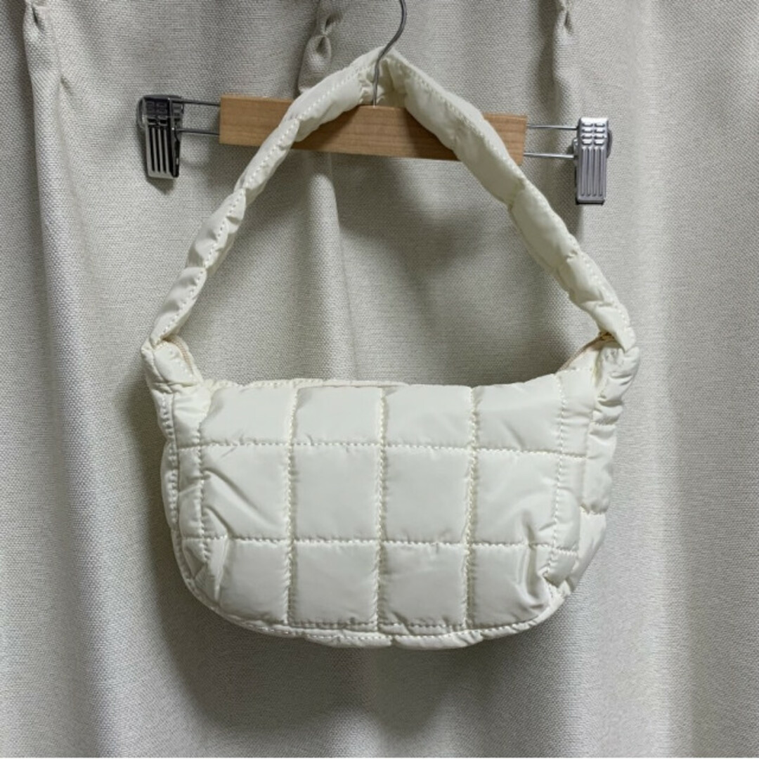 キルティング ミニバッグ ショルダーバッグ 白 きれいめ レディース 無地  レディースのバッグ(ハンドバッグ)の商品写真