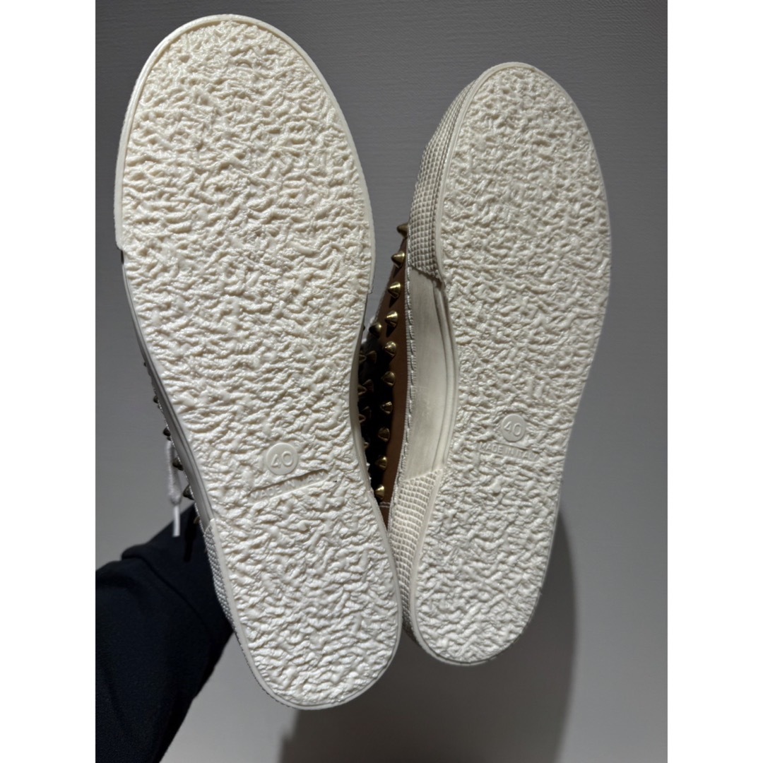 Christian Louboutin(クリスチャンルブタン)の新品❗️METAL  GIENCHI スタッズシューズ チョコレート 26cm メンズの靴/シューズ(スニーカー)の商品写真