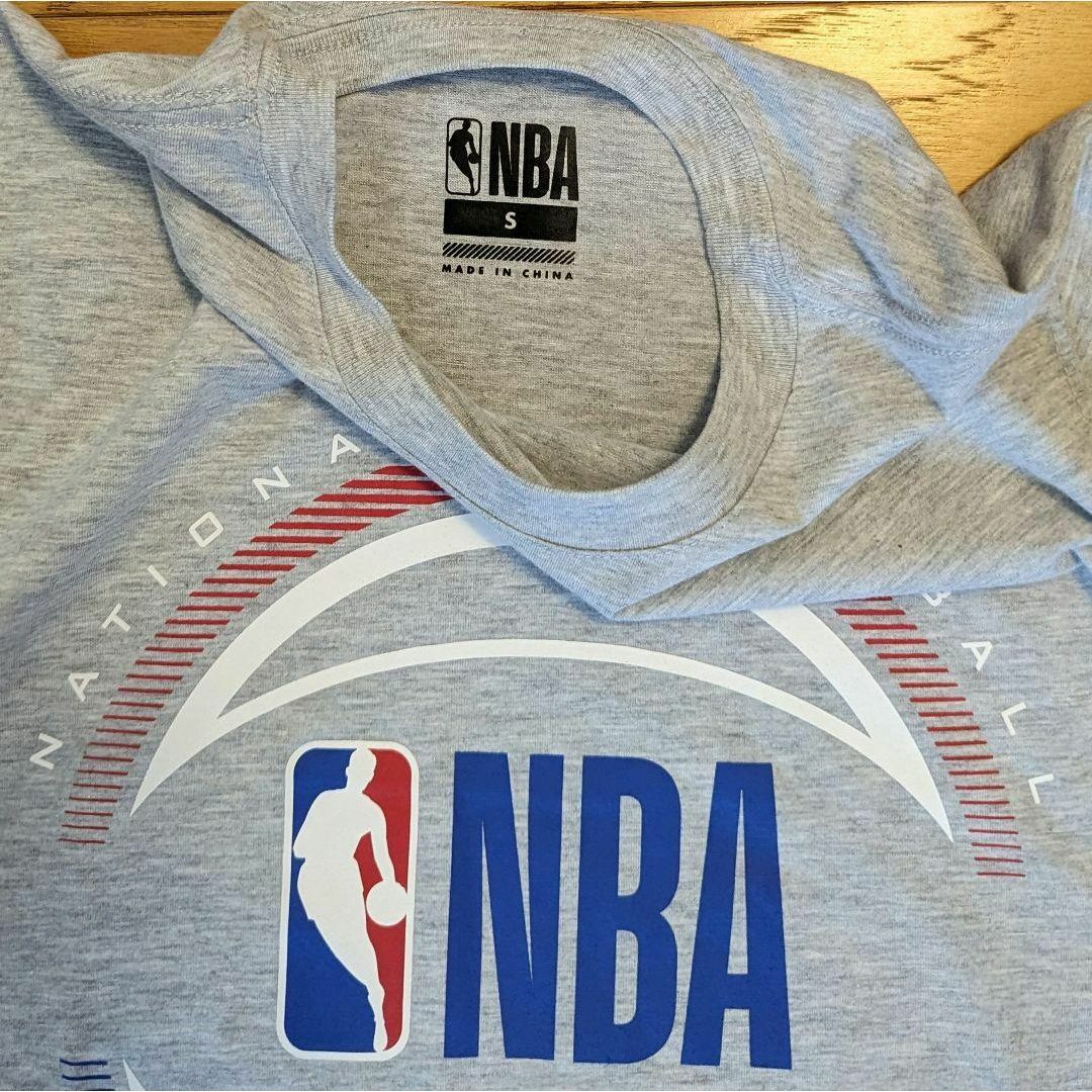 新品 NBA バスケ Tシャツ サイズ S と NBAステッカー25枚付き メンズのトップス(Tシャツ/カットソー(半袖/袖なし))の商品写真