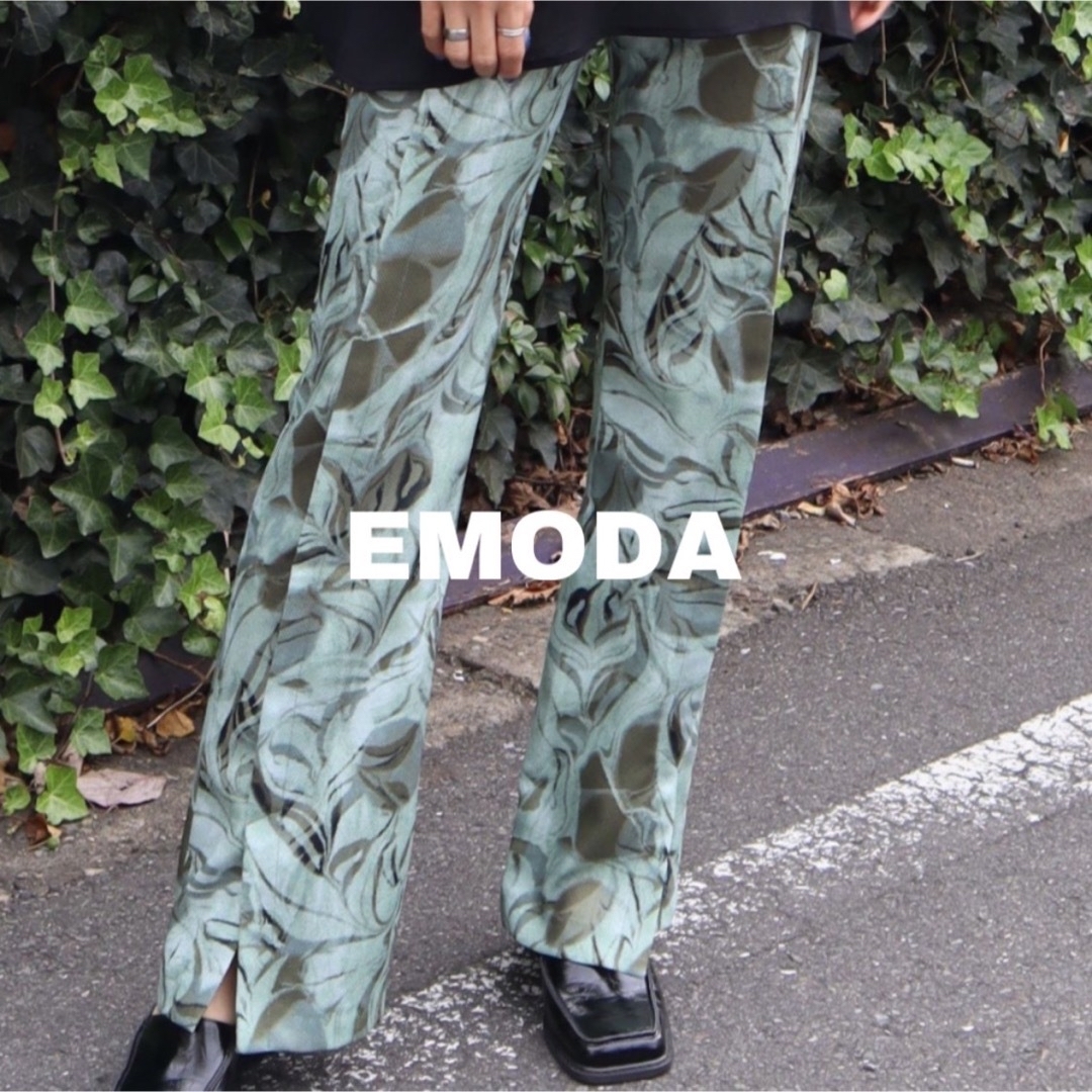 EMODA(エモダ)のEMODA タックラインフレアパンツ レディースのパンツ(その他)の商品写真