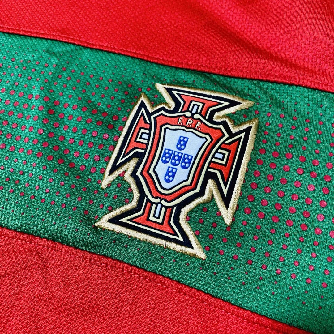 NIKE(ナイキ)の未使用　2010年　サッカー　ポルトガル代表　ユニフォーム　ホーム　背番号なし スポーツ/アウトドアのサッカー/フットサル(ウェア)の商品写真