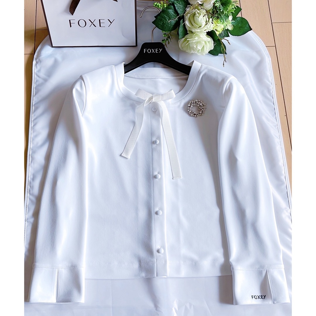 FOXEY(フォクシー)のFOXEY  2023袖口FOXEY 刺繍カーディガン40 新品同様　Rene レディースのトップス(カーディガン)の商品写真