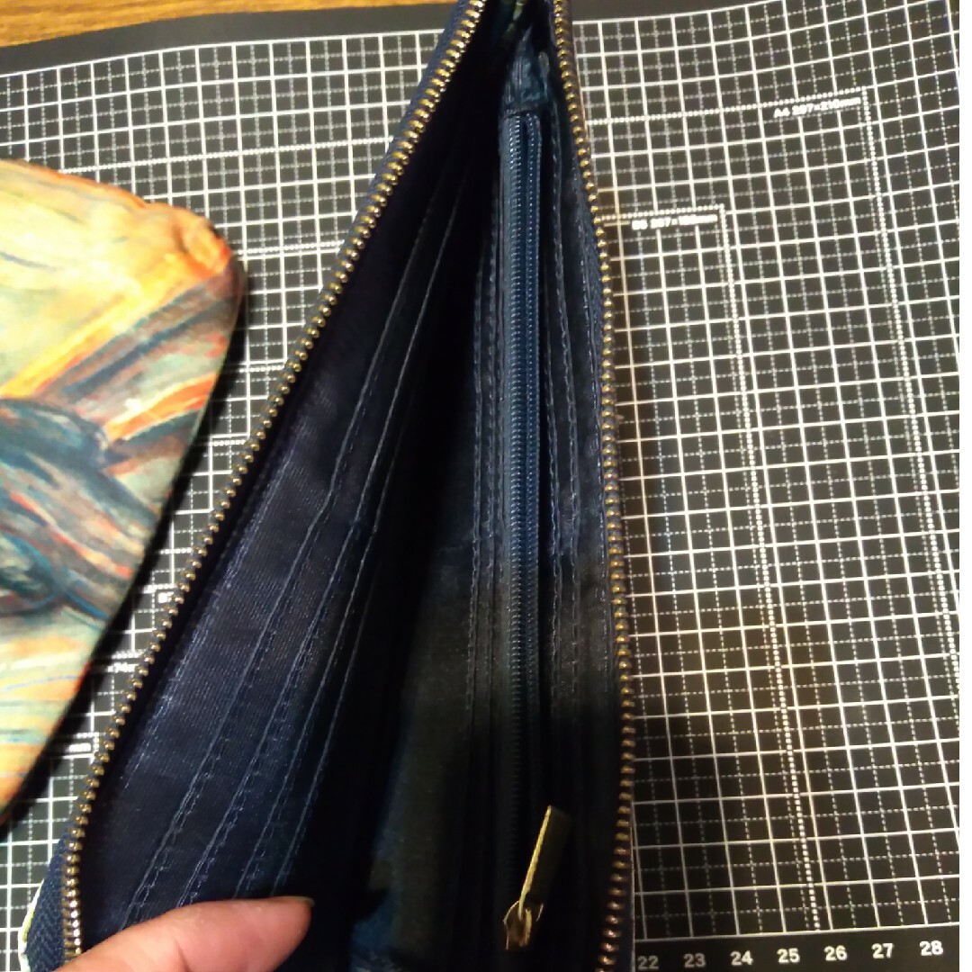 ムンク　ゴッホ　ポーチ　長財布　２つセット レディースのファッション小物(財布)の商品写真