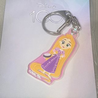 ディズニー(Disney)の新品ディズニー100周年 ラプンツェルアクリルキーホルダー(キャラクターグッズ)