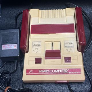 ニンテンドウ(任天堂)のファミコン 本体 HVC-001(家庭用ゲーム機本体)