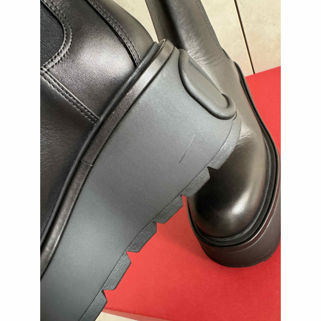 VALENTINO(ヴァレンティノ)の人気 VALENTINO 今期 カーフスキン アンクルブーツ 厚底 Vロゴ レディースの靴/シューズ(ブーツ)の商品写真