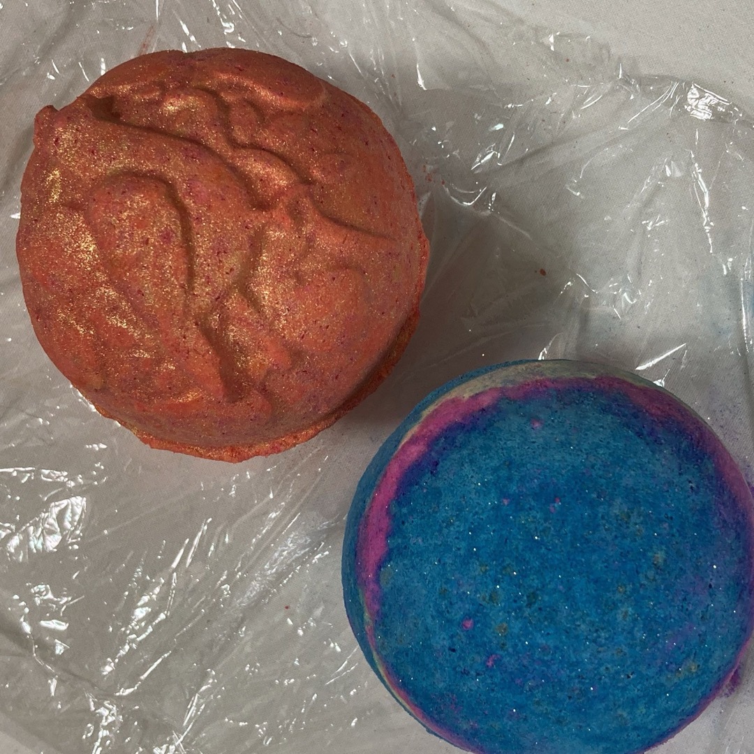 LUSH  バスボム　2個セット コスメ/美容のボディケア(入浴剤/バスソルト)の商品写真