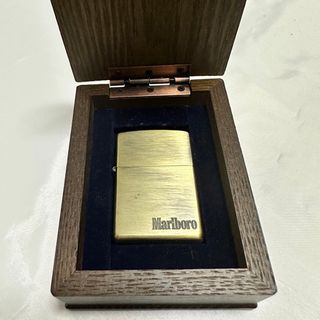 ジッポー(ZIPPO)のZIPPO Marlboro マルボロ 2002年製 ゴールド(タバコグッズ)