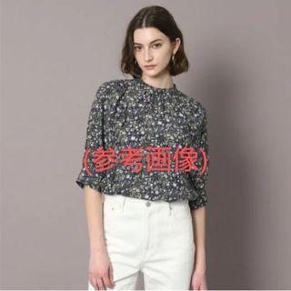 ドレステリア DRESSTERIOR フラワープリントスタンドカラーボリュームスリーブブラウス (ダークネイビー(194)) ドレステリア DRESSTERIOR フラワープリントスタンドカラーボリュームスリーブブラウス (ダークネイビー(194))