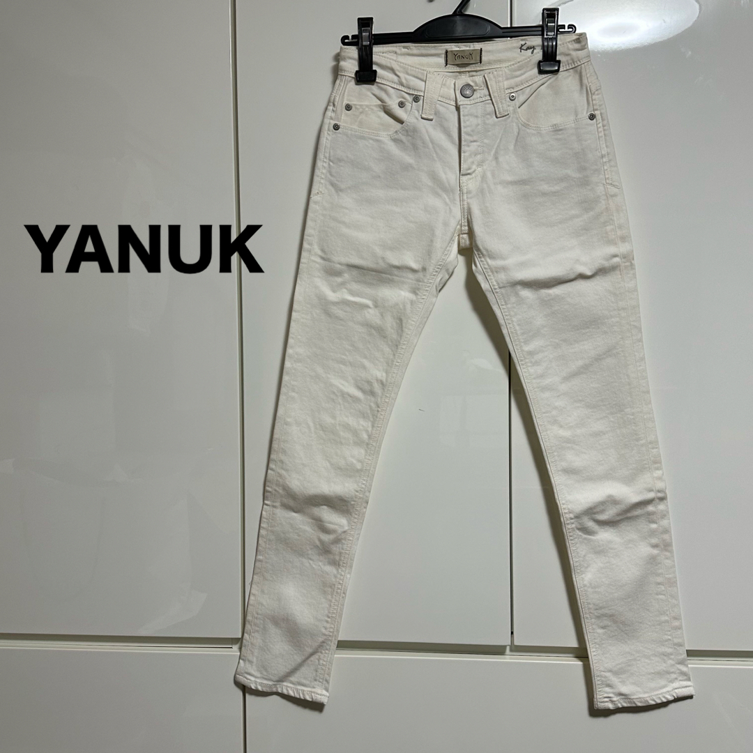 YANUK(ヤヌーク)のYANUKヤヌーク デニム　ホワイトボーイズスリムパンツKAY 白　23 レディースのパンツ(デニム/ジーンズ)の商品写真