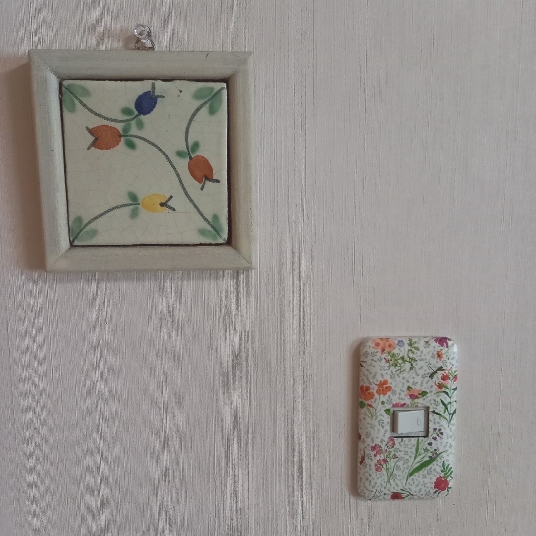 ジンジャーレイ　小花柄1口タイプ  スイッチカバー ハンドメイドのインテリア/家具(インテリア雑貨)の商品写真
