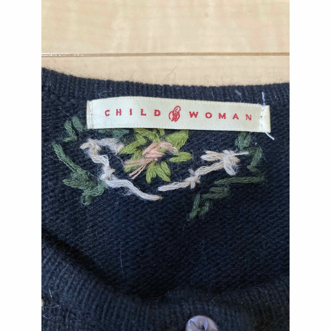 CHILD WOMAN(チャイルドウーマン)のチャイルドウーマン 花刺繍ニットカーディガン レディースのトップス(カーディガン)の商品写真