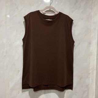 ユニクロ(UNIQLO)のユニクロ　エアリズム　ノースリーブ　レディース　Lサイズ　ブラウン　茶色(Tシャツ(半袖/袖なし))