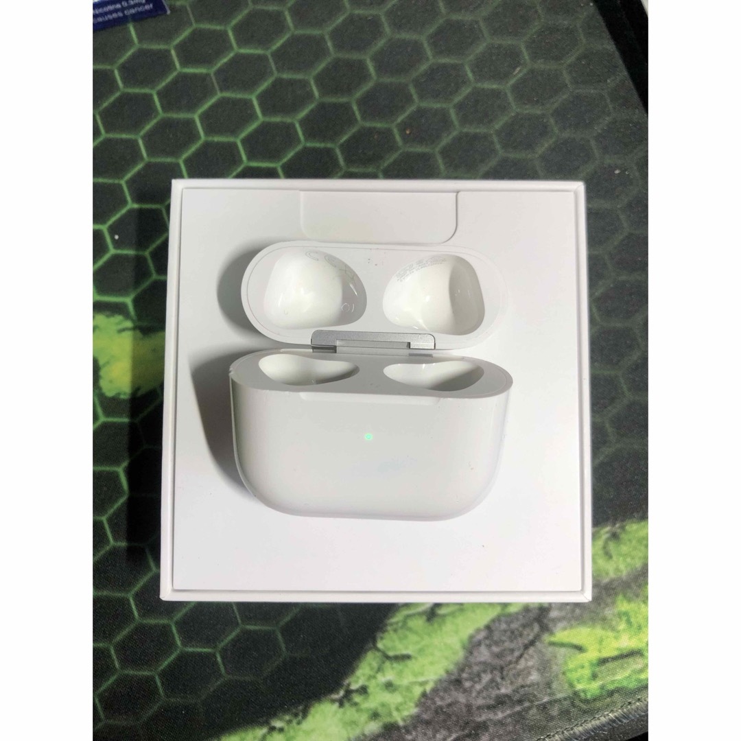 Apple(アップル)のApple AirPods 第3世代　充電ケース　ワイヤレス充電 スマホ/家電/カメラのオーディオ機器(ヘッドフォン/イヤフォン)の商品写真