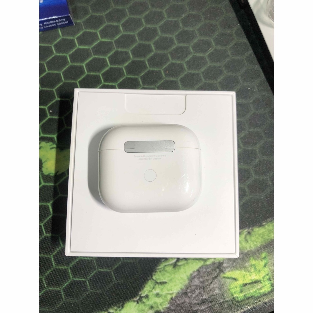 Apple(アップル)のApple AirPods 第3世代　充電ケース　ワイヤレス充電 スマホ/家電/カメラのオーディオ機器(ヘッドフォン/イヤフォン)の商品写真