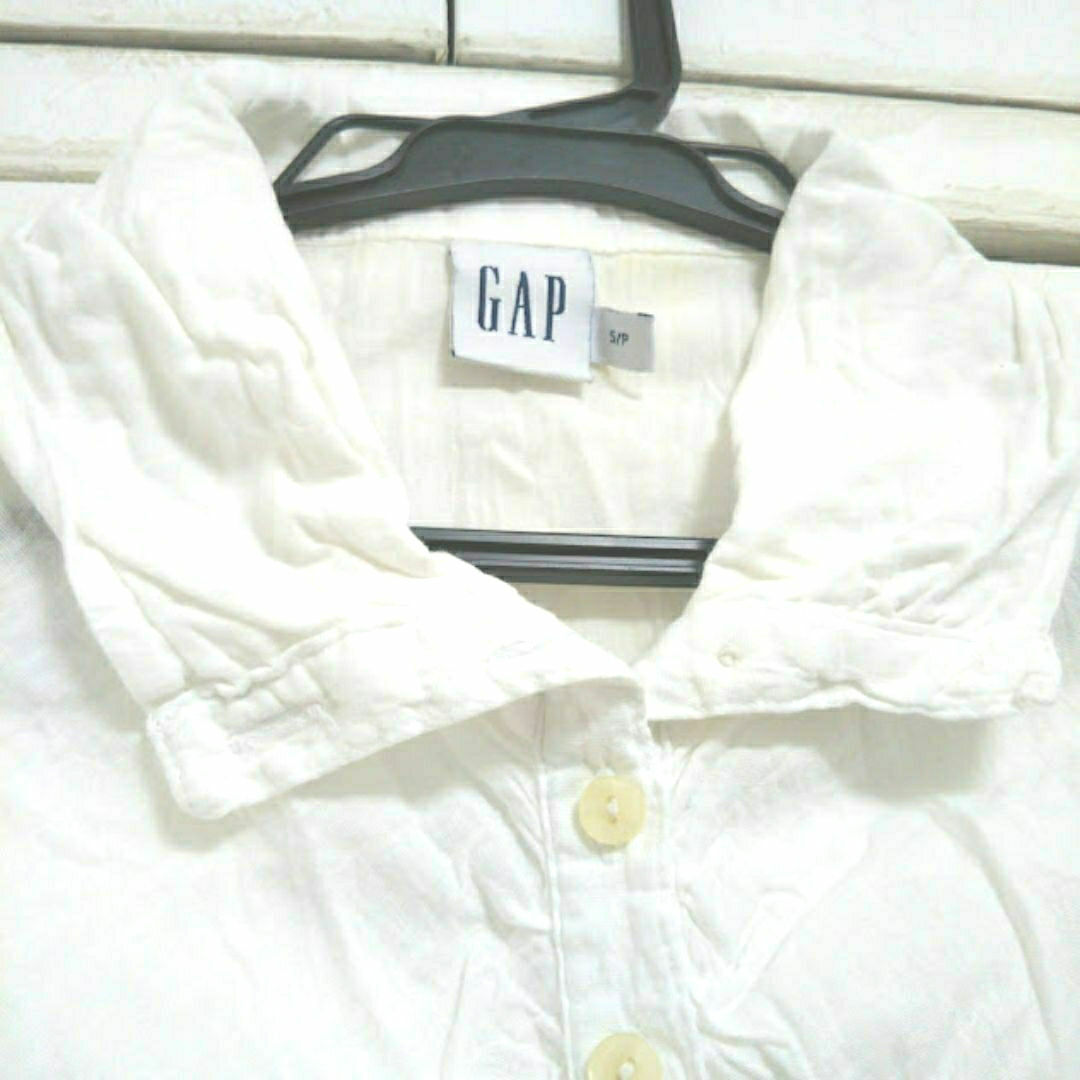 GAP(ギャップ)のGAP　レディースシャツ　白シャツ　綿100%　オフホワイトシャツ　ギャップ レディースのトップス(シャツ/ブラウス(長袖/七分))の商品写真