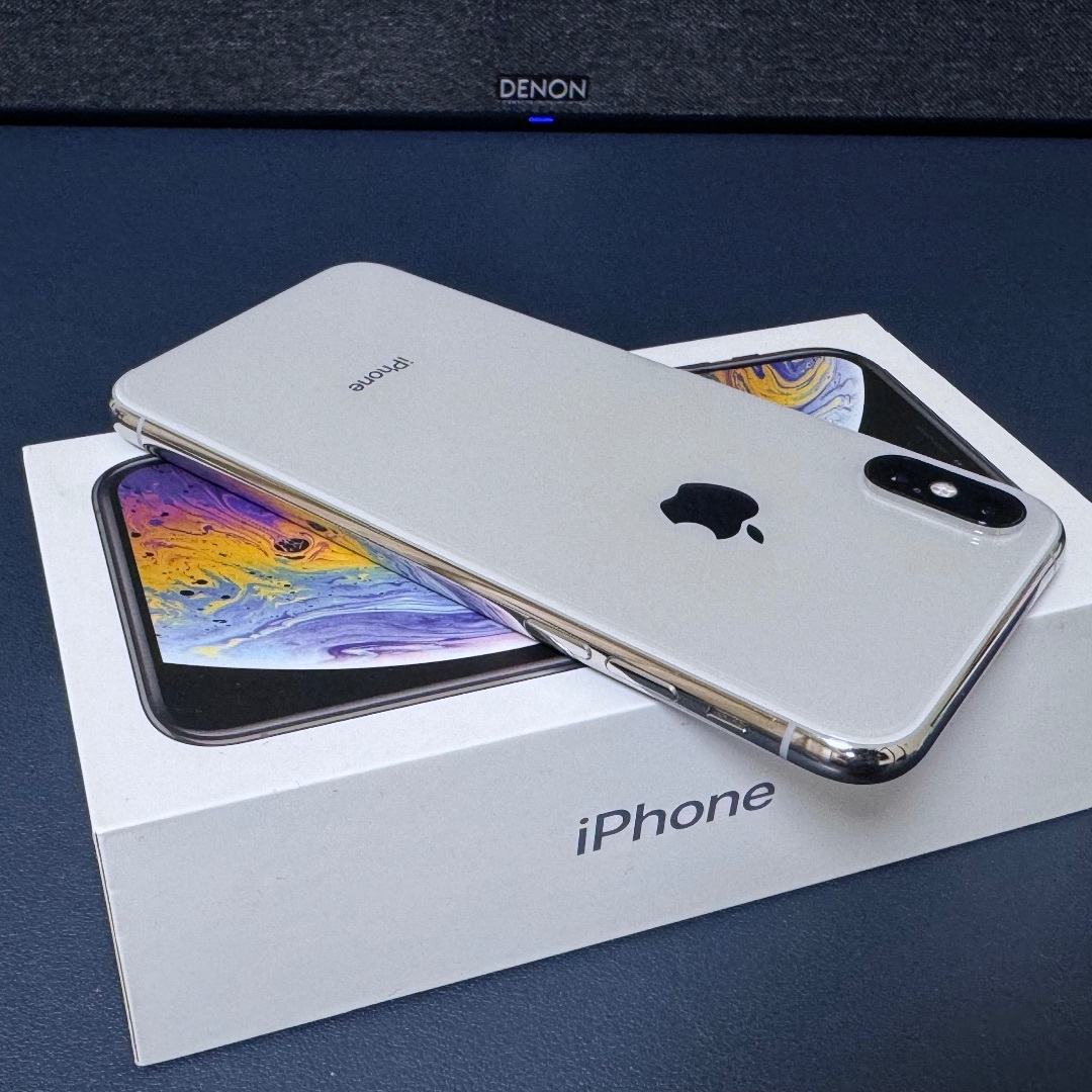 iPhone(アイフォーン)のiPhone XS Silver 256GB スマホ/家電/カメラのスマートフォン/携帯電話(スマートフォン本体)の商品写真