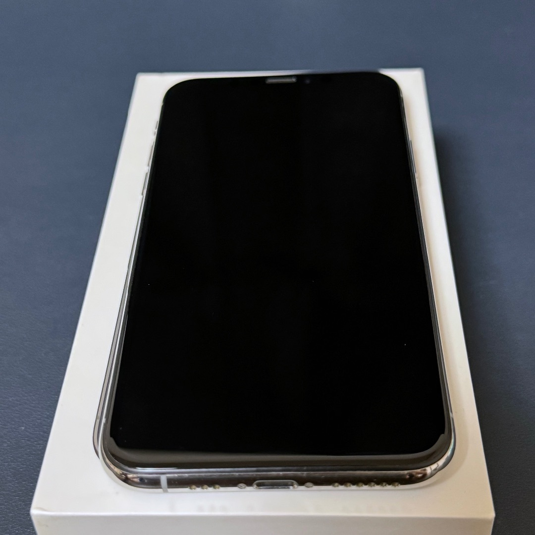 iPhone(アイフォーン)のiPhone XS Silver 256GB スマホ/家電/カメラのスマートフォン/携帯電話(スマートフォン本体)の商品写真