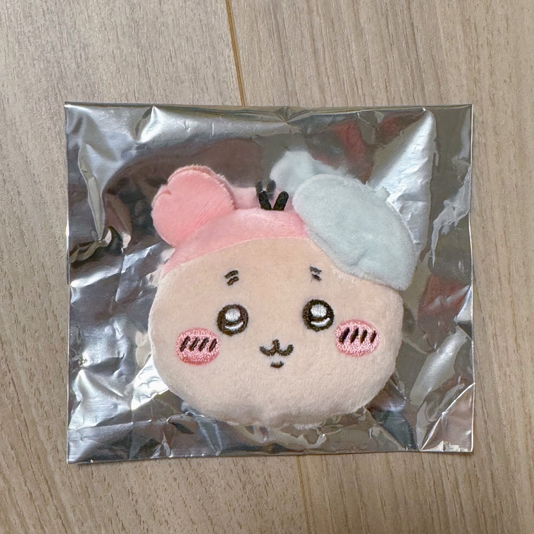 ちいかわ(チイカワ)のちいかわ 東京駅 東京みやげ 特典 おかおぬいぐるみバッジ 古本屋 カニちゃん エンタメ/ホビーのおもちゃ/ぬいぐるみ(キャラクターグッズ)の商品写真