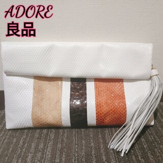 アドーア(ADORE)の✨良品✨ADORE アドーア クラッチバック パイソン型押し チャーム付 鞄(クラッチバッグ)